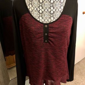 Women’s Long Sleeved Three Button Detail Wine & Black Long Sleeved Top in EUC